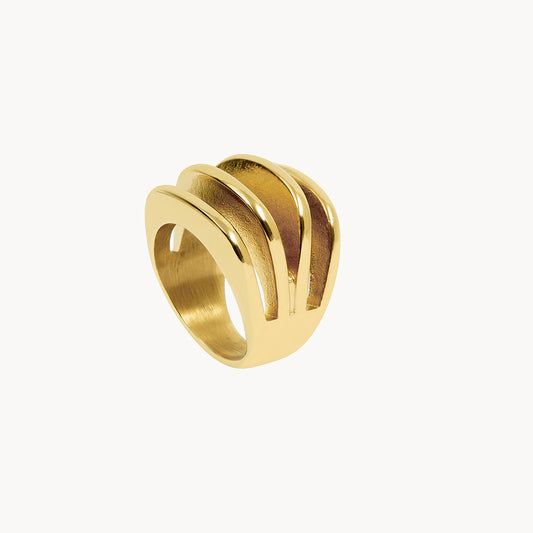 Bold Elegance: Lisa XL Geometric Ring in 18-Carat Gold-Plated Steel - Jewel Edition