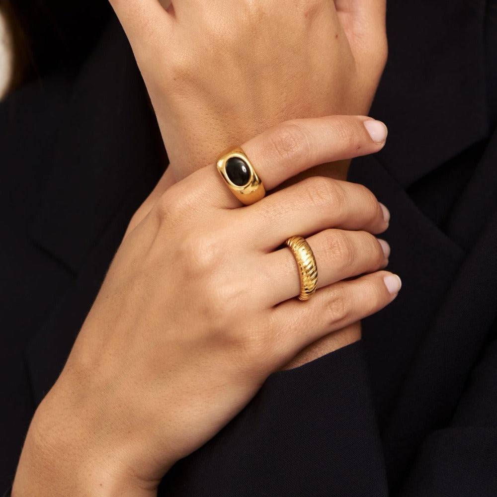 Chic Croissant Style Gold Ring - Jewel Edition