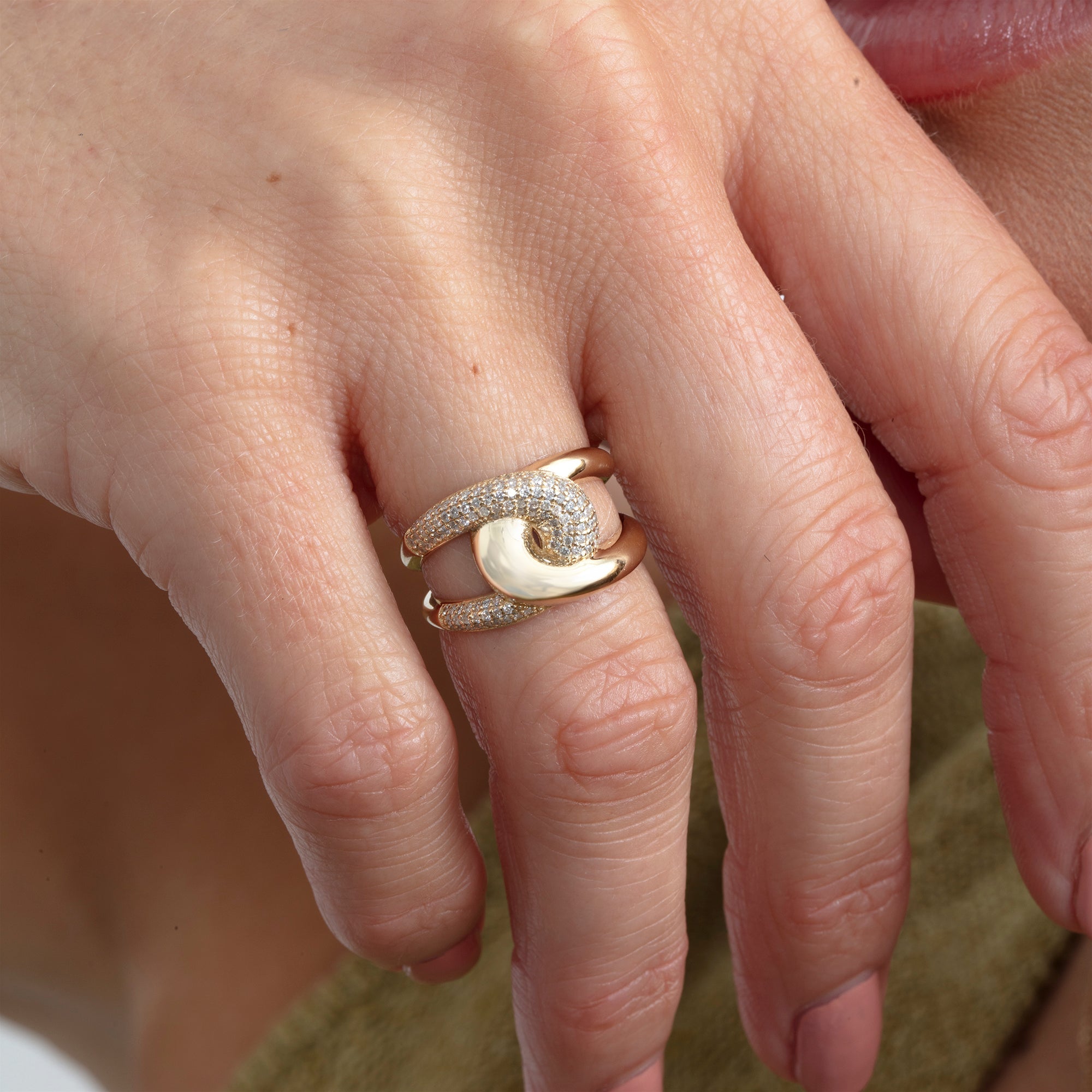 Connected Circle Diamond Ring