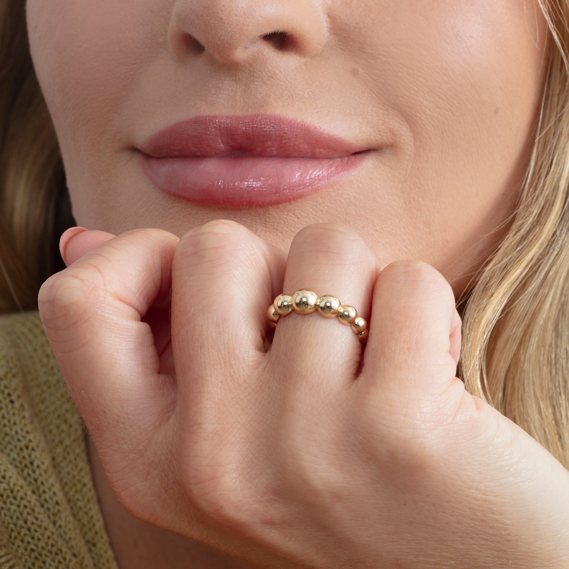 Staggered Sphere Ring