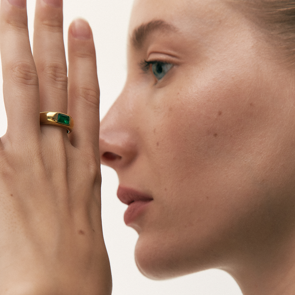 Minimalist Signet Ring with Rectangular Emerald Zirconia - Jewel Edition