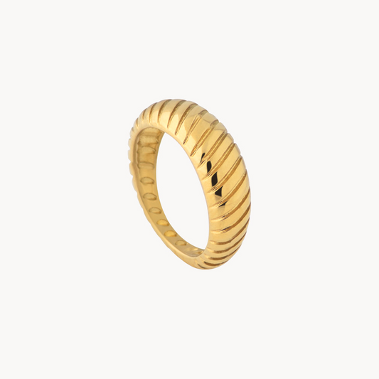 Chic Croissant Style Gold Ring - Jewel Edition