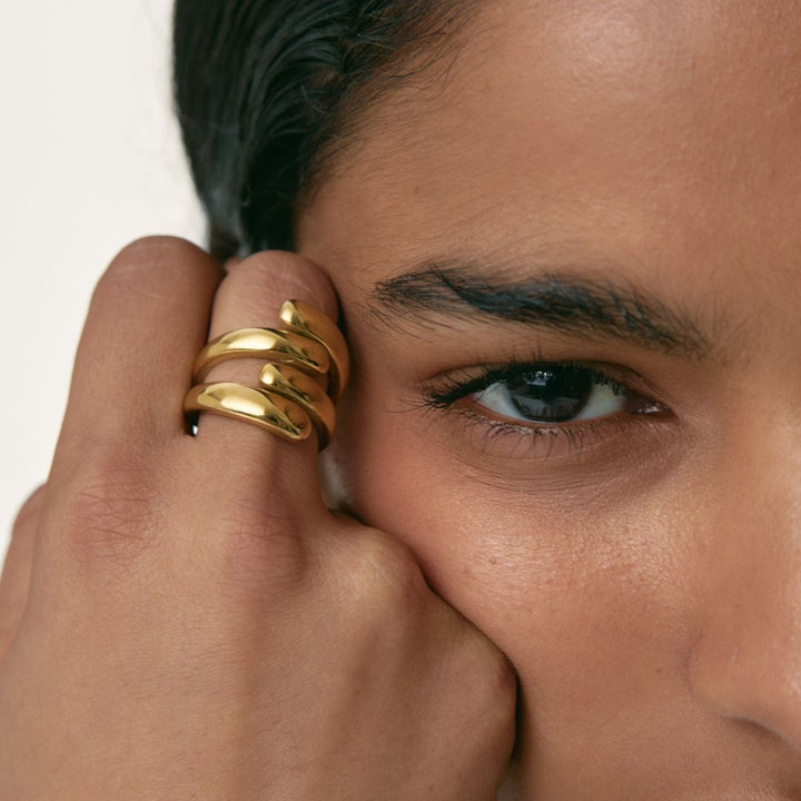 Amara's Elegance: An Enchanting Ring - Jewel Edition