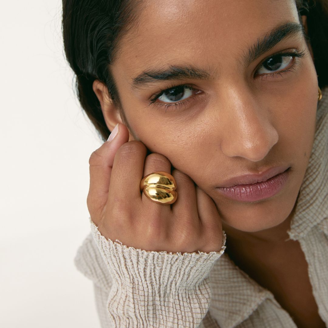 Emille Ring: Statement-Making Elegance in Gold-Plated Steel - Jewel Edition