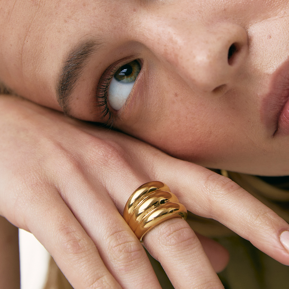 Eloise Ring: Statement-Making Elegance in Gold-Plated Steel - Jewel Edition