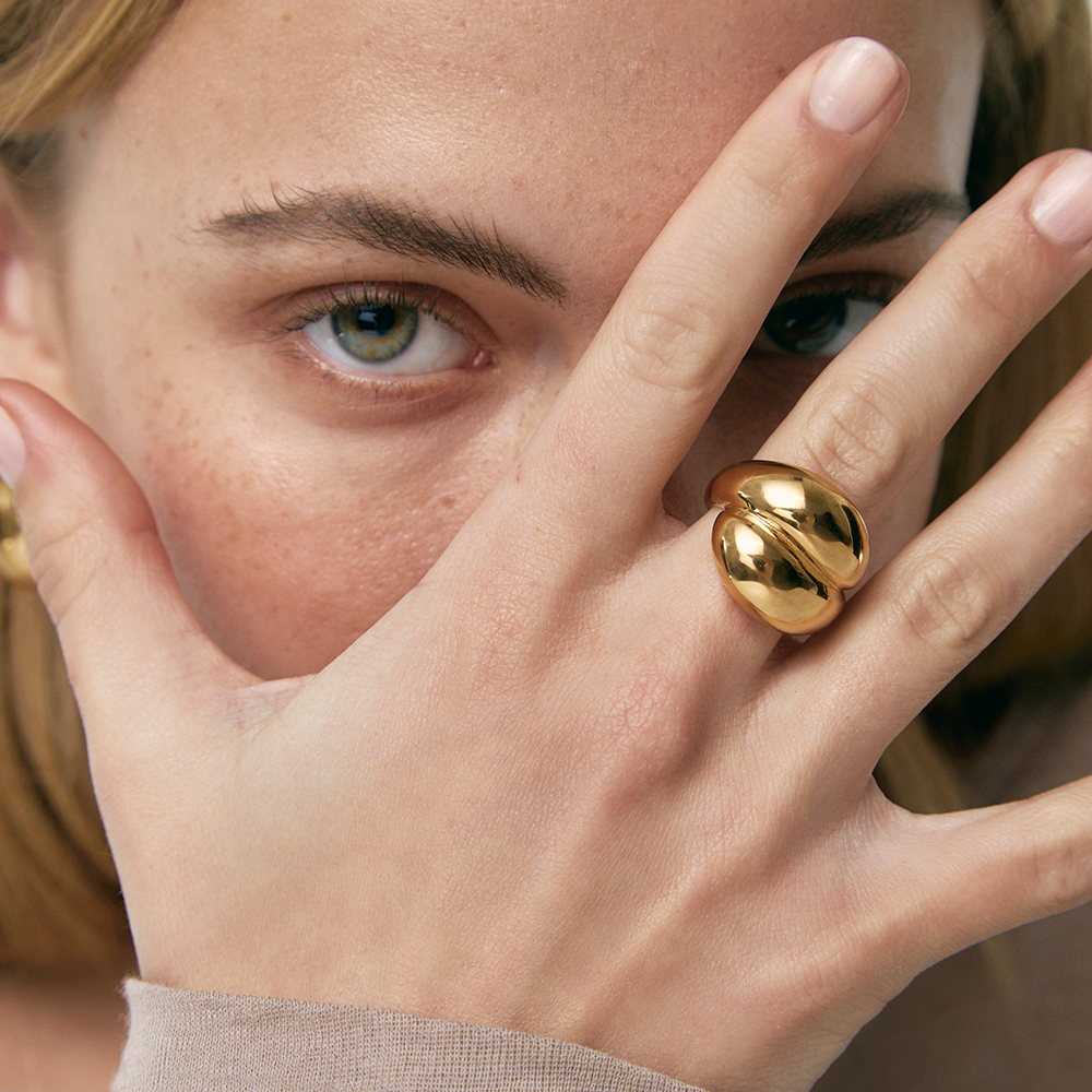 Emille Ring: Statement-Making Elegance in Gold-Plated Steel - Jewel Edition