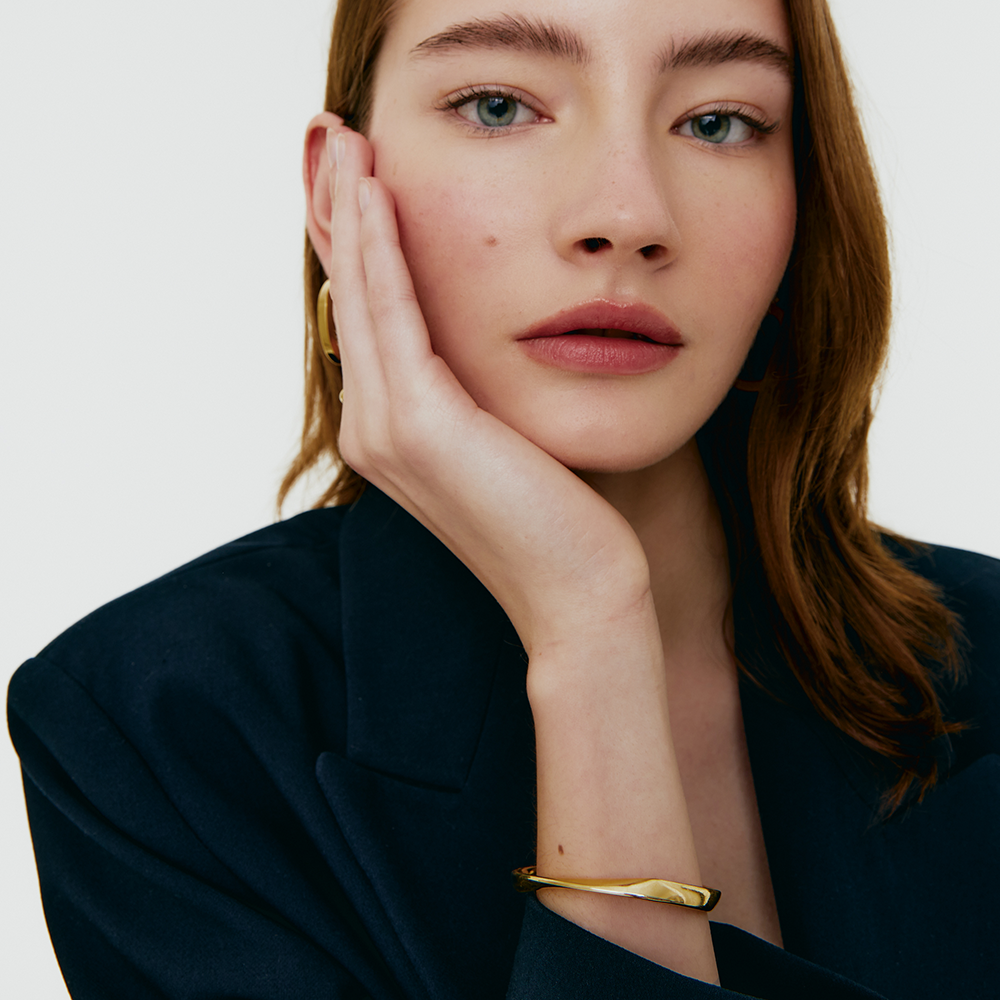 GIR BRACELET: A Fusion of Grace and Strength. Elevate Your Style with This Bold Accessory, Reflecting Confidence and Individuality. - Jewel Edition