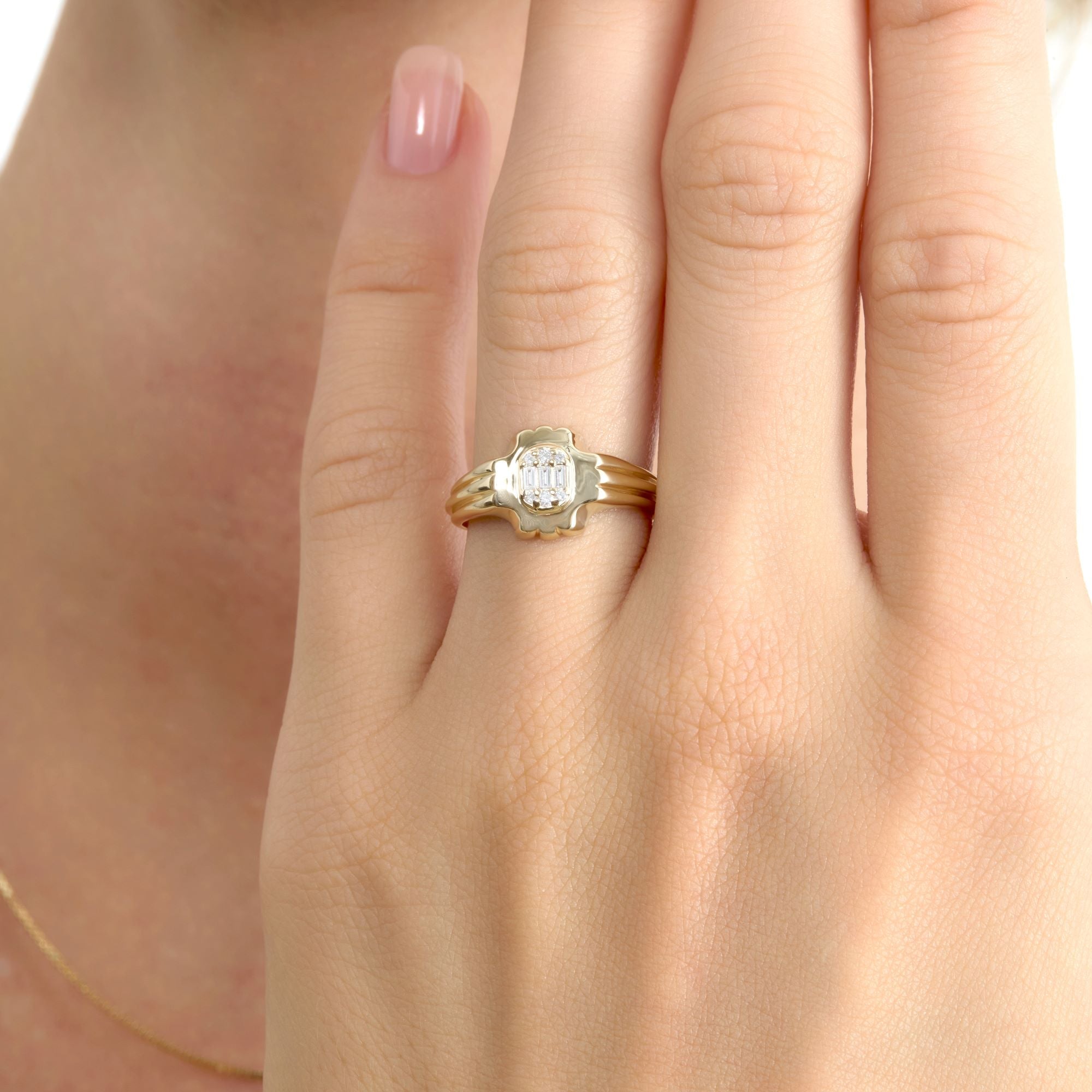 Gleaming Clover Ring
